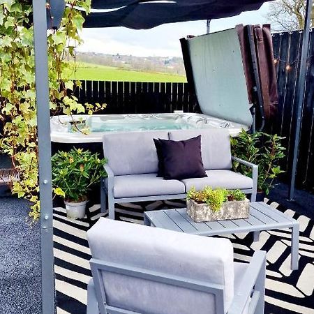 New Amazing The Black Wolf Suite The Grumpy Schnauzer B&B Airdrie Exterior foto