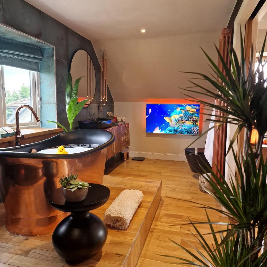 New Amazing The Black Wolf Suite The Grumpy Schnauzer B&B Airdrie Exterior foto