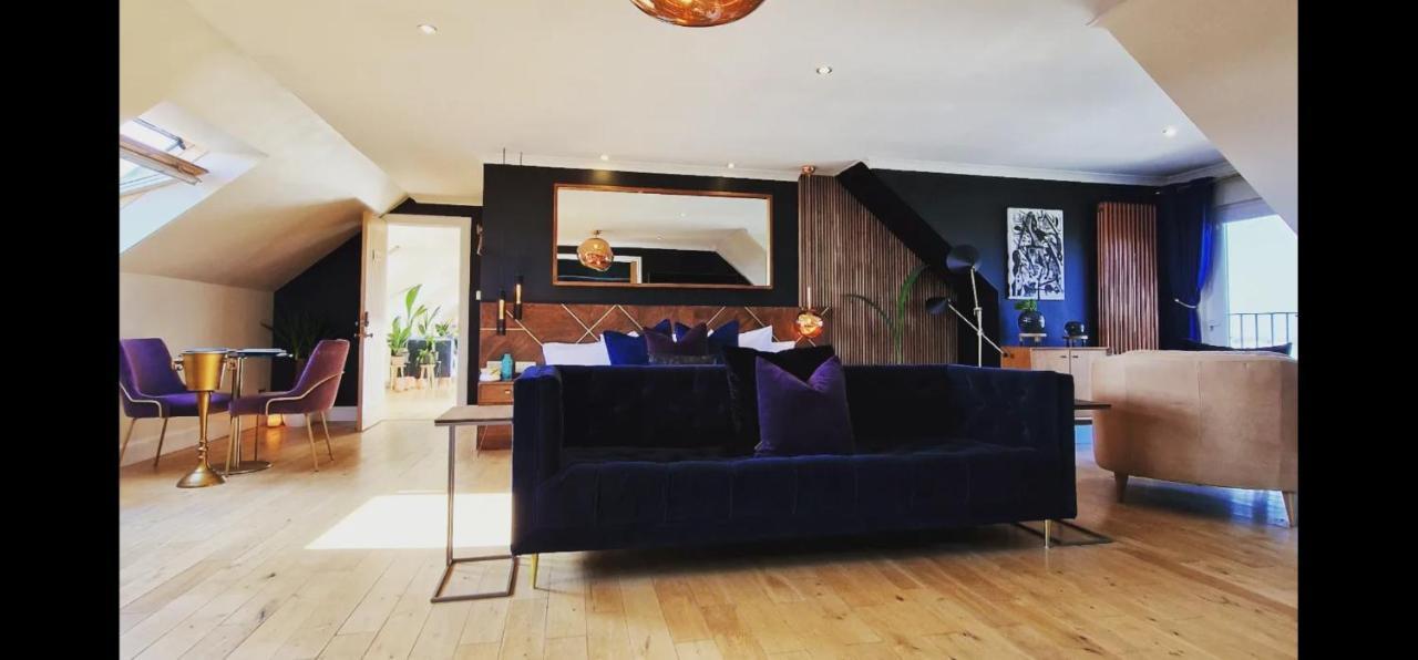 New Amazing The Black Wolf Suite The Grumpy Schnauzer B&B Airdrie Exterior foto