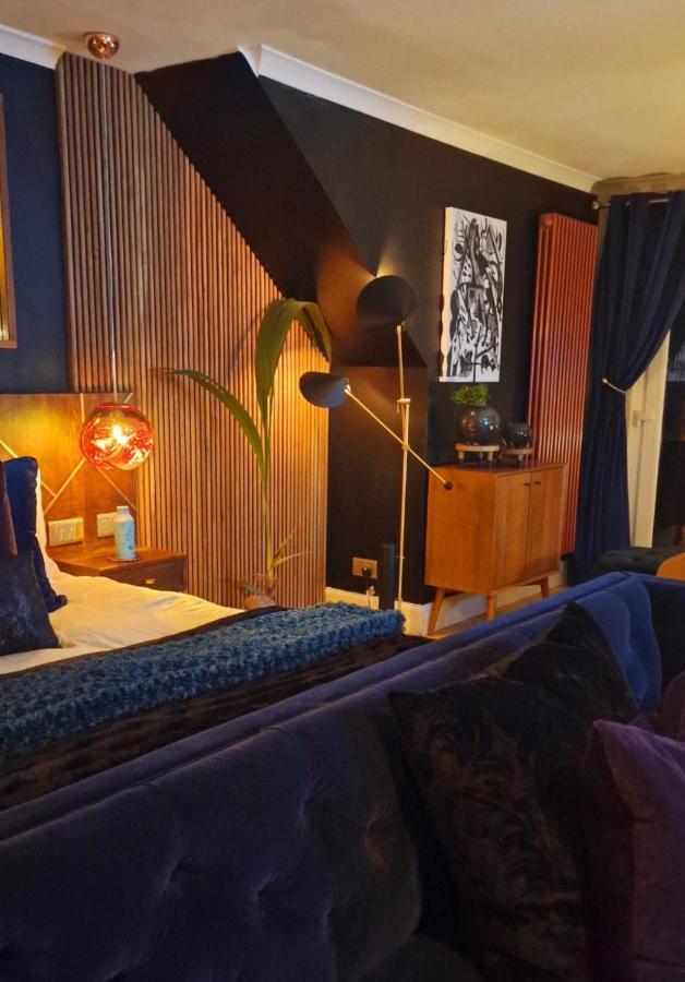 New Amazing The Black Wolf Suite The Grumpy Schnauzer B&B Airdrie Exterior foto